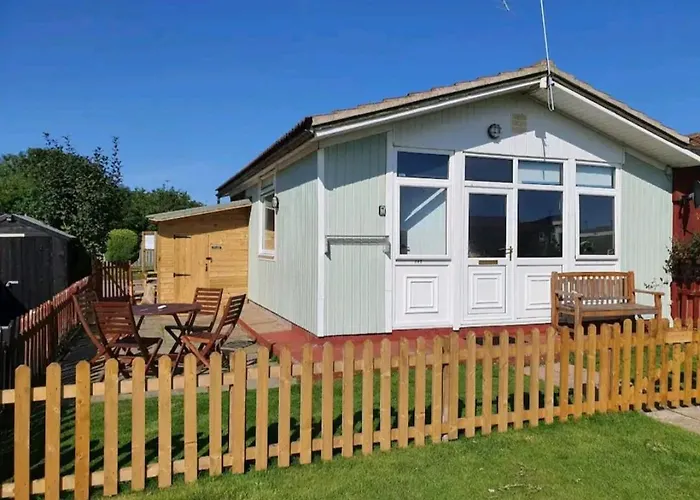 The Salty Sea Dog - Dog Friendly And 2 Minutes Walk To The Beautiful, Golden Beach