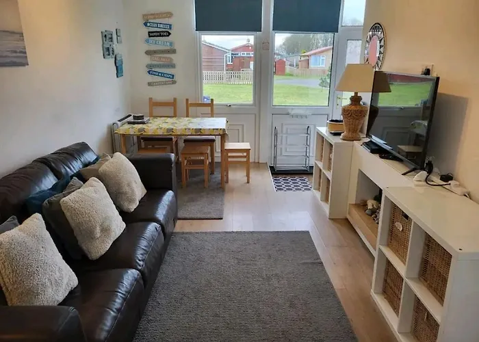 The Salty Sea Dog - Dog Friendly And 2 Minutes Walk To The Beautiful, Golden Beach