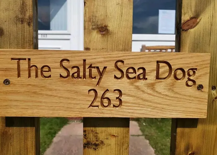 The Salty Sea Dog - Dog Friendly And 2 Minutes Walk To The Beautiful, Golden Beach